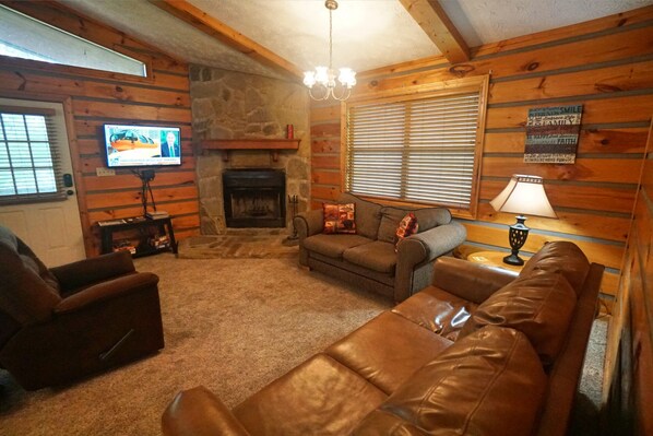 Fireplace - Snuggled-In "A little cabin in the trees" (Cosby)