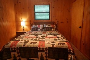2 bedrooms, iron/ironing board, WiFi, bed sheets - Snuggled-In "A little cabin in the trees" (Cosby)