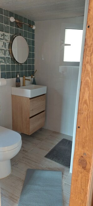 Miljövänliga toalettartiklar, hårtork, handdukar och tvål