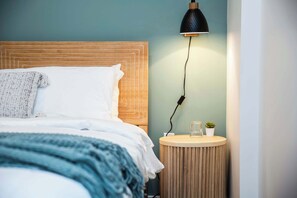 2 bedrooms, desk, WiFi, bed sheets - The Stellar Condo - Cozy 2 Bedroom with Hot Tub (Revelstoke)