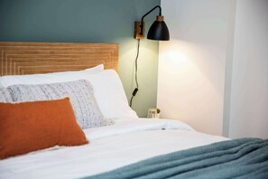 2 bedrooms, desk, WiFi, bed sheets