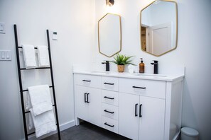 Interior - The Stellar Condo - Cozy 2 Bedroom with Hot Tub (Revelstoke)