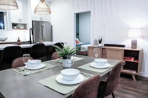 Dining - The Stellar Condo - Cozy 2 Bedroom with Hot Tub (Revelstoke)
