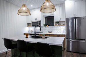 Fridge, microwave, oven, stovetop - The Stellar Condo - Cozy 2 Bedroom with Hot Tub (Revelstoke)