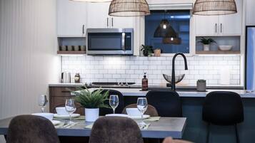 冰箱、微波炉、烤箱、炉灶