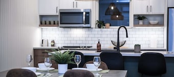 The Stellar Condo - Cozy 2 Bedroom with Hot Tub