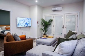 TV, offices - The Stellar Condo - Cozy 2 Bedroom with Hot Tub (Revelstoke)