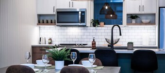 The Stellar Condo - Cozy 2 Bedroom with Hot Tub