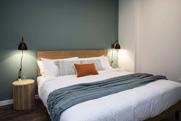 2 bedrooms, desk, WiFi, bed sheets