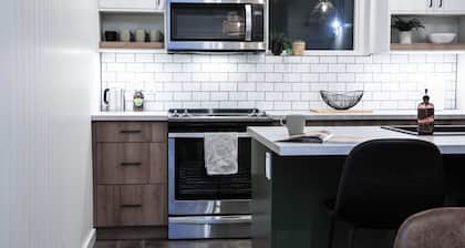 The Stellar Condo - Cozy 2 Bedroom with Hot Tub