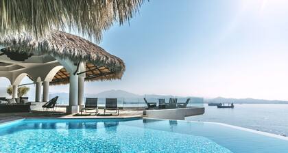 Fully staffed, luxurious 7,000 sq.ft oceanfront villa, with infinity edge pool