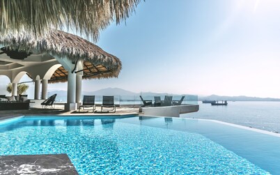 Fully staffed, luxurious 7,000 sq.ft oceanfront villa, with infinity edge pool