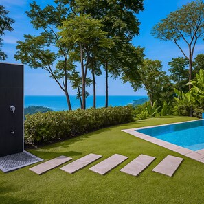 Una piscina al aire libre