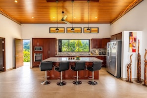 Fridge, microwave, oven, stovetop - Uvita Villa: Infinity Pool & Panoramic Views (Uvita)