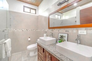 Ducha, secador de pelo, toallas y jabón