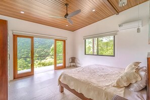 4 quartos, cofres nos quartos, ferros/tábuas de passar roupa