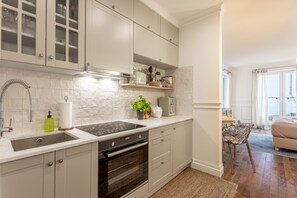 Køleskab, ovn, kogeplade, kaffe-/temaskine