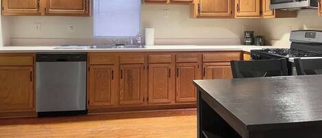 Jääkaappi, mikroaaltouuni, uuni, liesi