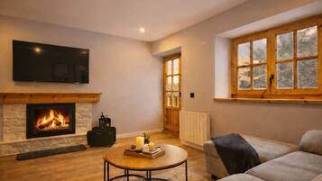 Een smart-tv en een open haard