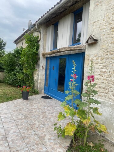 maison charentaise idéale pour une famille avec parc et piscine privée chauffée