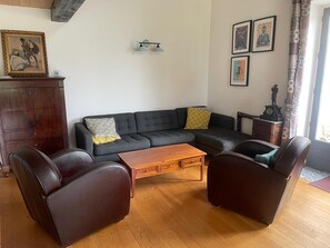 Smart TV, DVD player, books, stereo