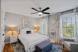 6 bedrooms, desk, iron/ironing board, travel crib