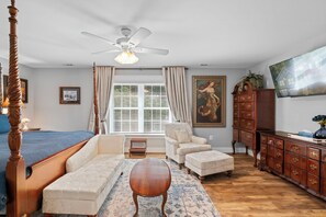 6 Schlafzimmer, Schreibtisch, Bügeleisen/Bügelbrett, Reisekinderbett