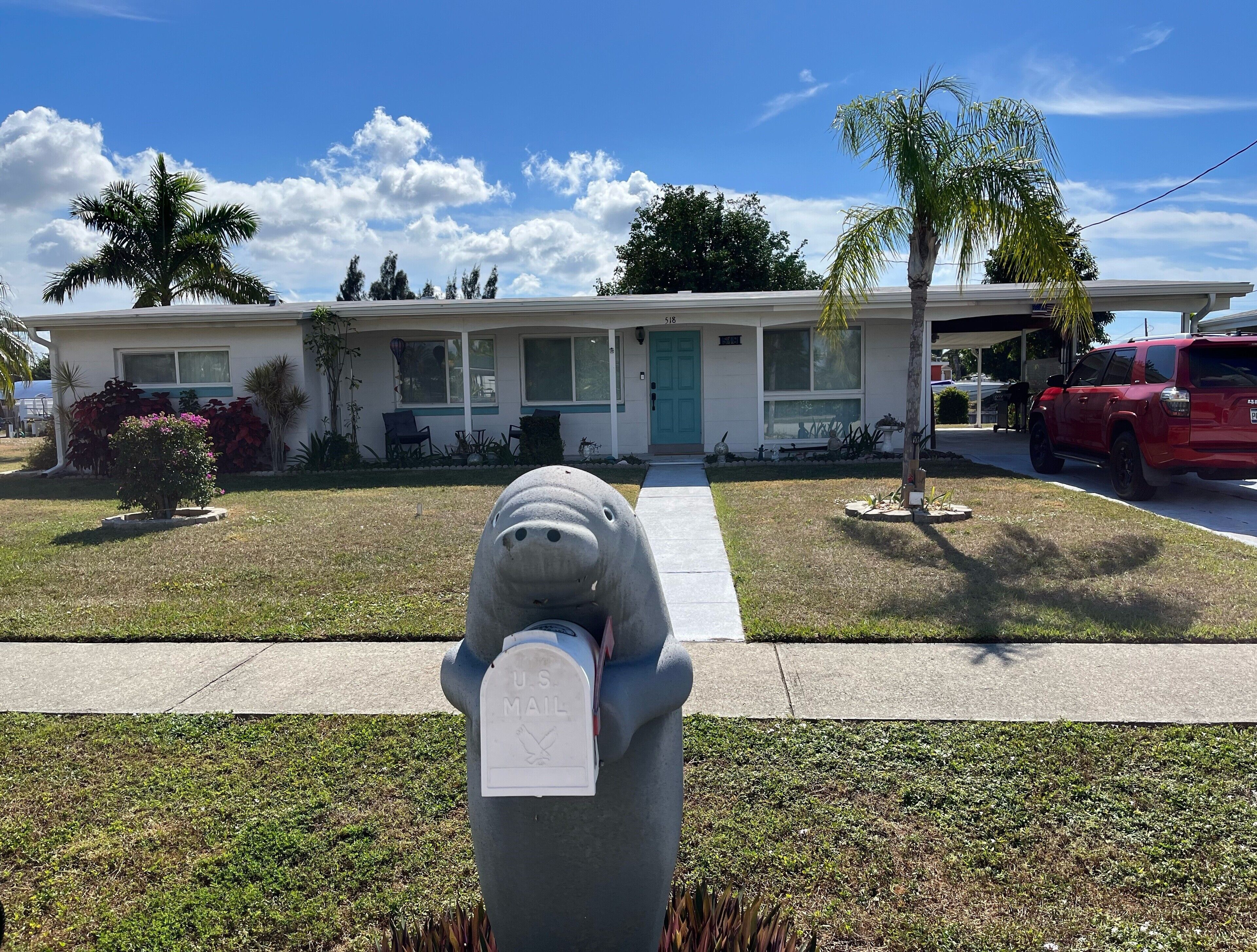 Cozy South West Florida Escape on canal w/ working space & pet friendly.