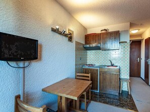 Kühlschrank, Mikrowelle, Wasserkocher mit Kaffee-/Teezubehör, Toaster