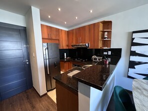 Geladeira, micro-ondas, fogão, cooktop