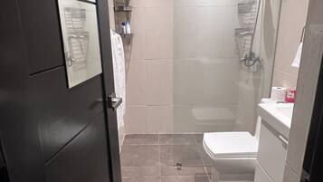 Dusche, Handtücher, Toilettenpapier