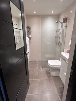 Dusche, Handtücher, Toilettenpapier