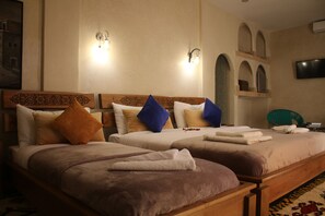 Chambre Prémium Mariam | Frette Italian sheets, premium bedding, down comforters -  Iminigran Maison d'Hôtes (Ouarzazate)