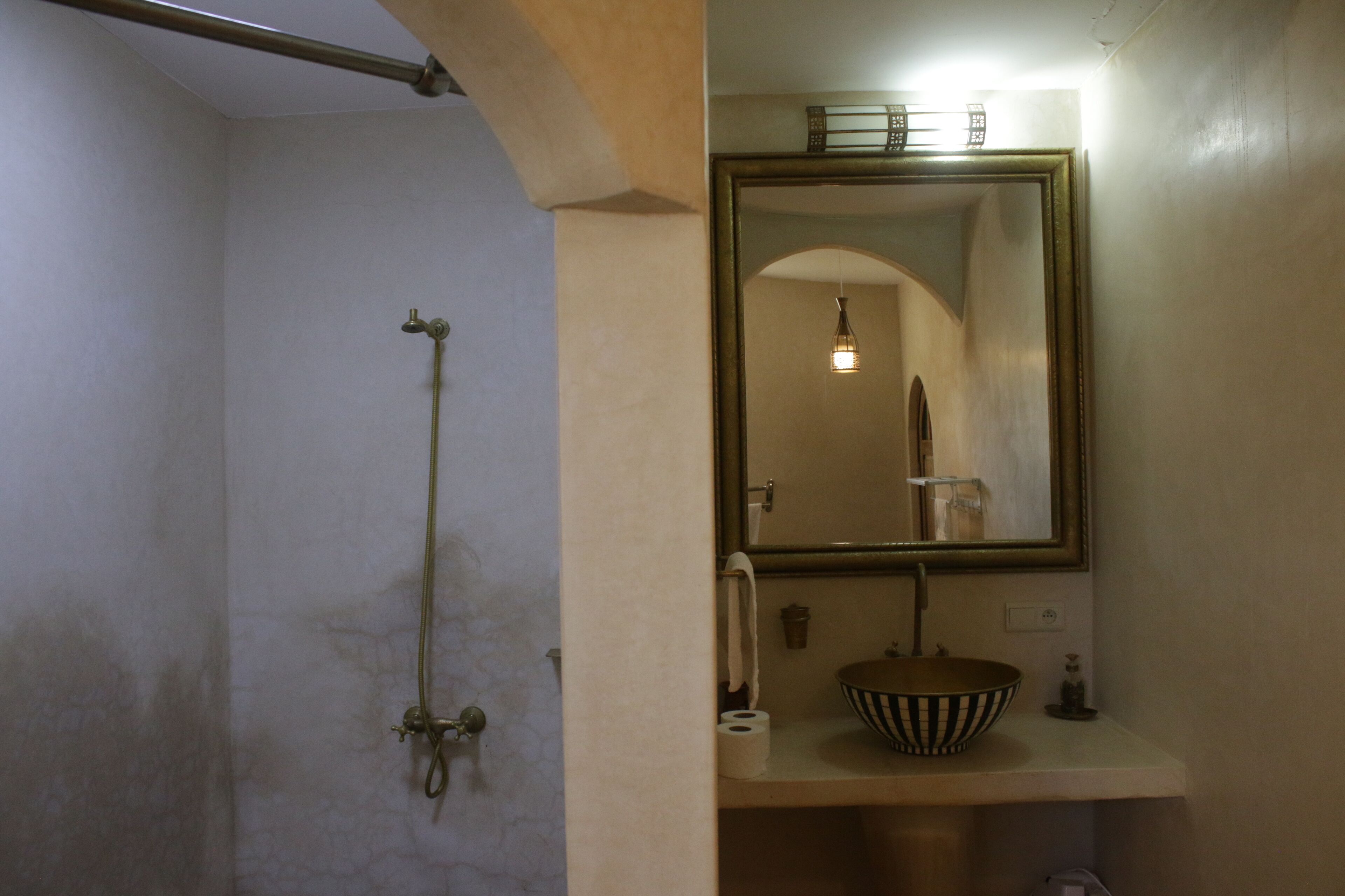 Panorama kamer, terras, uitzicht op vallei | Badkamer | Een haardroger, badjassen, pantoffels, een bidet