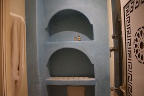 Kamar Premium | Kamar mandi | Pengering rambut, jubah mandi, sandal, dan kloset