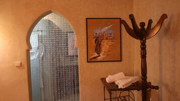 Premium-huone | Kylpyhuone | Hiustenkuivaaja, kylpytakit, tohvelit, bidee