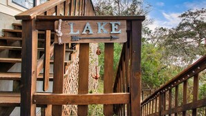 A wooden gate with a sign that reads "LAKE". - Dream Balcony Lakehouse ~Golf Cart ~Games ~Kayaks (Temple)