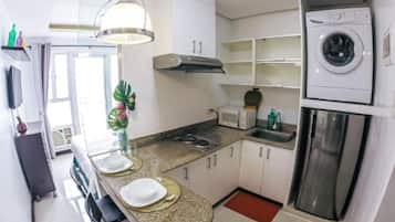 Executive Studio Suite | Private kitchen | Electric kettle