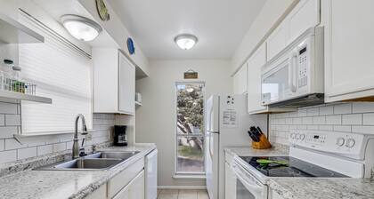 A Wave From It All! Pool, Pier, Boat Ramp, Slips, BBQ Area!