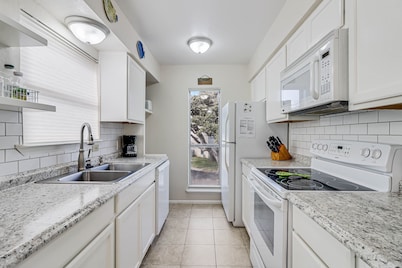 A Wave From It All! Pool, Pier, Boat Ramp, Slips, BBQ Area!