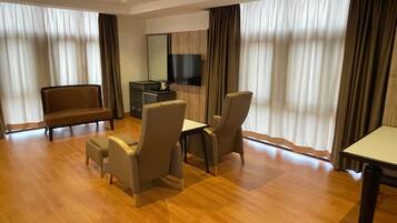 Quarto solteiro executivo, 1 quarto, para não fumantes | Roupas de cama antialérgicas, cofres nos quartos, escrivaninha