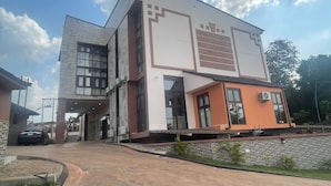 Un edificio moderno de dos pisos con techo plano y fachada de ladrillo y estuco.