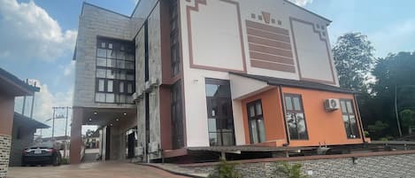 Un edificio moderno de dos pisos con techo plano y fachada de ladrillo y estuco.