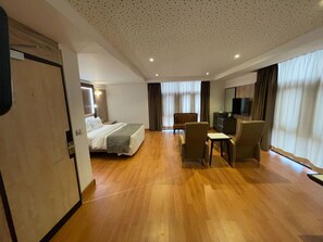 Hypo-allergenic bedding, in-room safe, desk, laptop workspace - WINPHER by AA91 (Arochukwu)