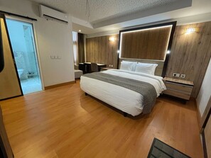 Hypo-allergenic bedding, in-room safe, desk, laptop workspace - WINPHER by AA91 (Arochukwu)