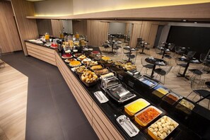 Ein reichhaltiges Buffet mit verschiedenen Speisen und Besteck.