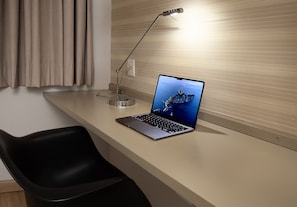 1 室のベッドルーム、ノートパソコン用作業スペース、WiFi (無料)、ベッドシーツ