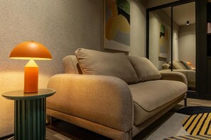 Suite Deluxe | Sala d'estar | Televisor de pantalla plana