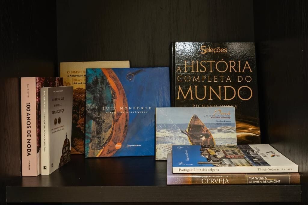Una serie di libri su uno scaffale.