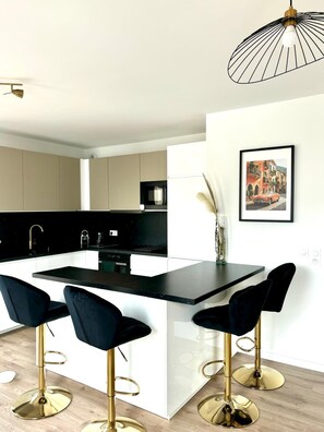 Réfrigérateur, micro-ondes, four, plaque de cuisson